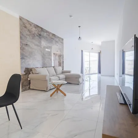 Relaxed 2br With Backyard & Balconies,tarxien * Żabbar