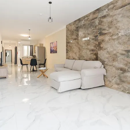 Relaxed 2br With Backyard & Balconies,tarxien Apartment Żabbar