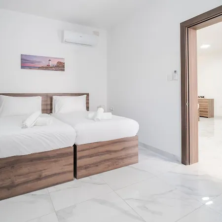 Apartment Relaxed 2br With Backyard & Balconies,tarxien Żabbar