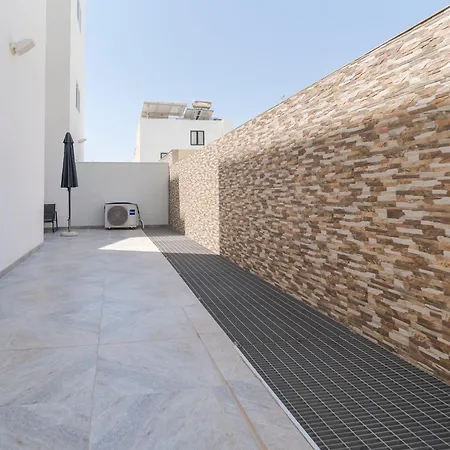 Relaxed 2br With Backyard & Balconies,tarxien *