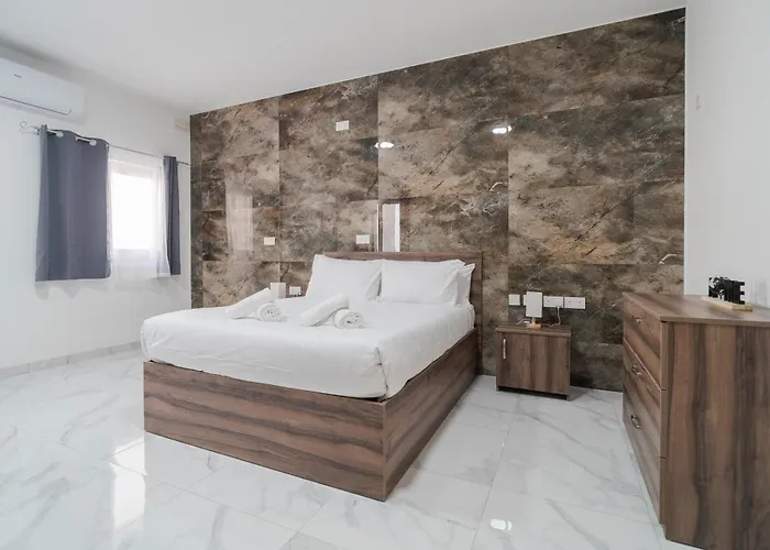 Relaxed 2br With Backyard & Balconies,tarxien * Żabbar