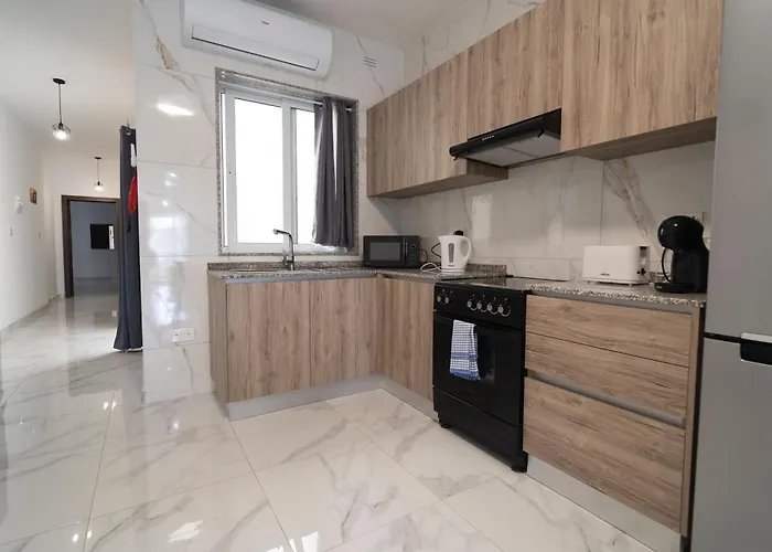 Relaxed 2br With Backyard & Balconies,tarxien * Żabbar