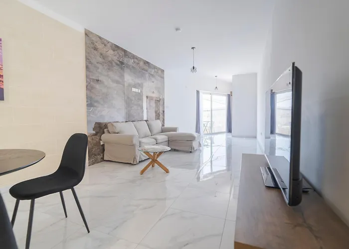 Relaxed 2br With Backyard & Balconies,tarxien * Żabbar