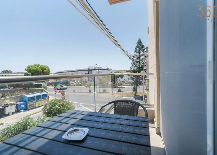 Relaxed 2br With Backyard & Balconies,tarxien * Żabbar