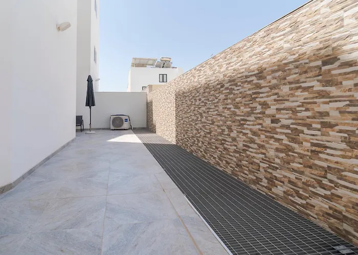 Relaxed 2br With Backyard & Balconies,tarxien *