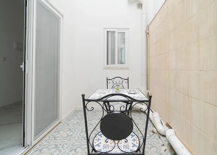 Relaxed 2br With Backyard & Balconies,tarxien Żabbar