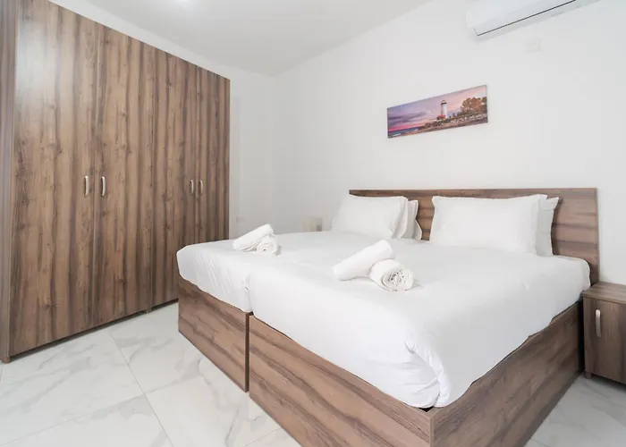 Relaxed 2br With Backyard & Balconies,tarxien * Żabbar
